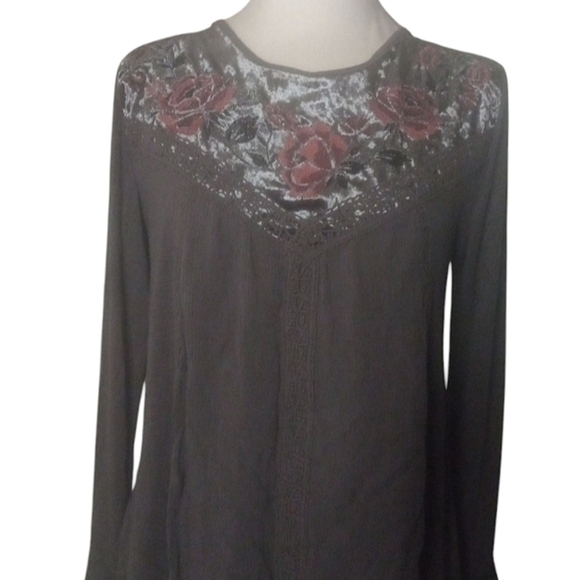 Altar's State Gray Velvet Detail Flutter Long Sleeve Floral Blouse Size Small - Picture 2 of 7